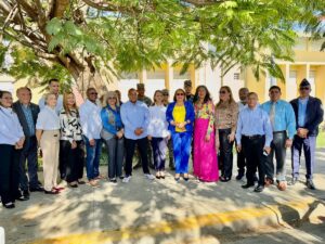 Directora de la Regional 11 de Educación, Leonidas Payamps Cruz (Sarah) acompañada del director del Distrito Escolar 11-02, Luis Reyes, recibieron los autobuses del TRAE en compañía de las demás autoridades de Puerto Plata.